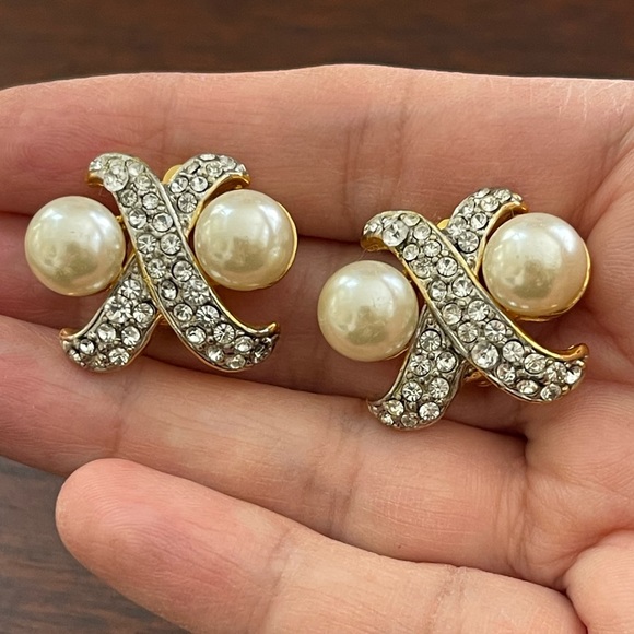 1980s faux pearl diamanté gold tone clip on earrings - Picture 3 of 6